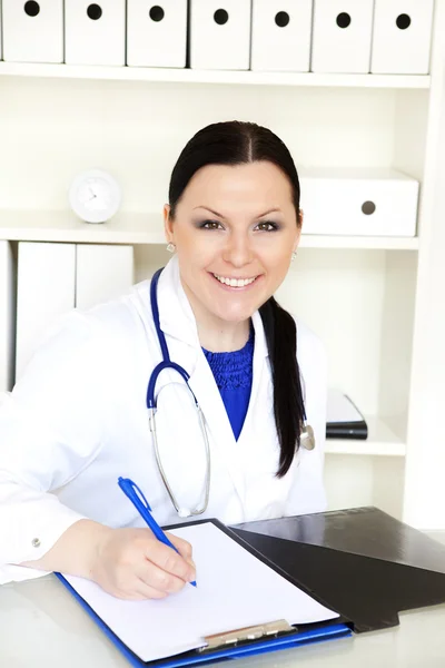 Medico donna prendere appunti in ambulatorio ufficio — Foto Stock