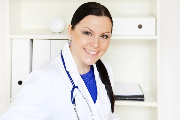 Médico mujer en el consultorio — Foto de Stock
