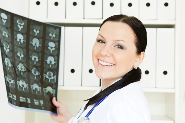 Усміхнена Жінка Лікар Тримає Рентгенівський Знімок — стокове фото
