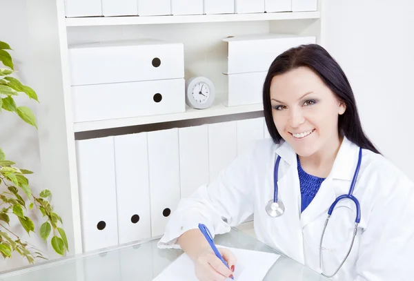 Doktor kadın ofiste stetoskop ile — Stok fotoğraf