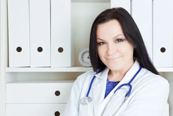 Kobieta lekarz w biurze — Zdjęcie stockowe