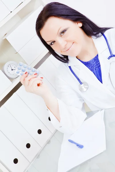 Sorrindo Médico Mulher Segurando Pílulas Escritório — Fotografia de Stock