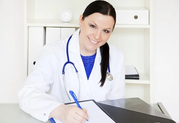 Mujer Doctora Sonriente Tomando Notas Consultorio Cirugía — Foto de Stock