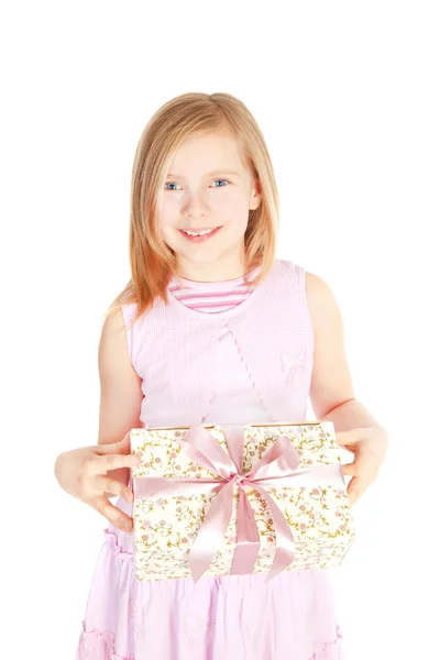 Lächelndes Mädchen Mit Geschenk Auf Weißem Hintergrund — Stockfoto