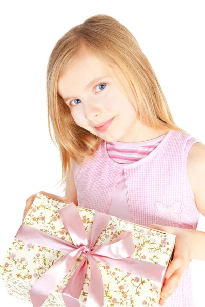Усміхнена Дівчина Тримає Подарунок Білому Тлі — стокове фото