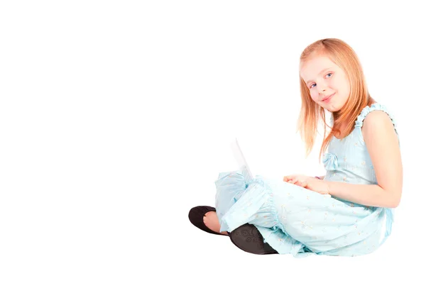 Sekiz yaşında bilgisayar ile çalışma kız gülümseyerek — Stok fotoğraf