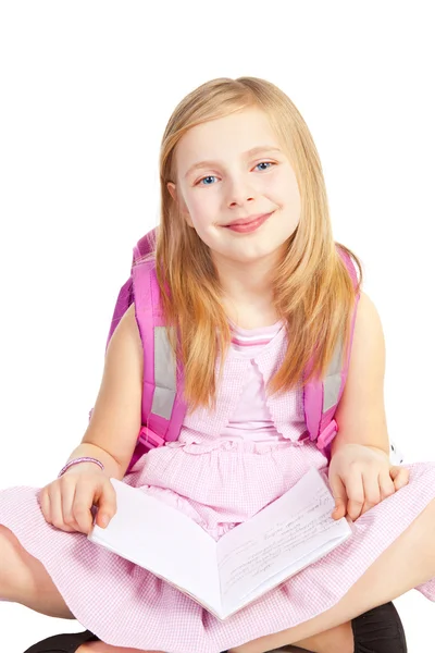 Sırt çantası ile oturan ve üzerinde beyaz ödev kız öğrenci — Stok fotoğraf