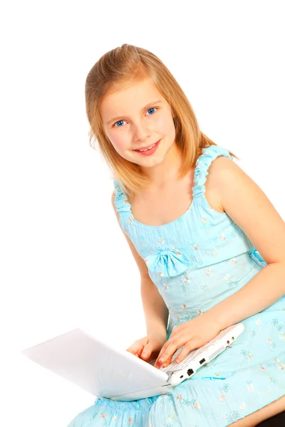 Bilgisayarla çalışma gülümseyen küçük kız — Stok fotoğraf