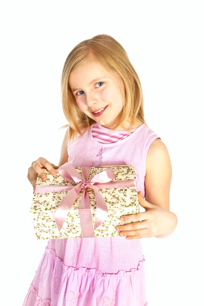 Улыбающаяся девушка держит подарок над белым — стоковое фото