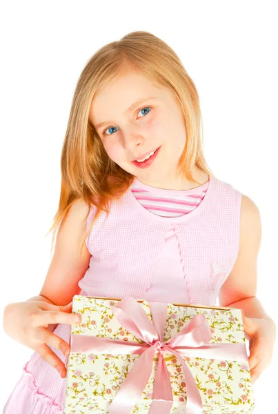 Усміхнена дівчина тримає подарунок над білим — стокове фото