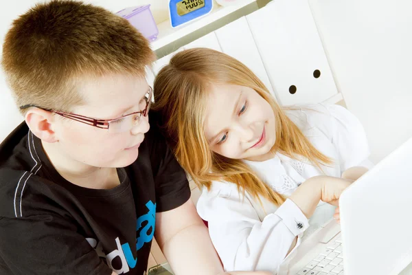 Dzieci bawiące się komputer w pokoju — Zdjęcie stockowe