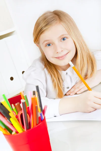 Dziewczyna malarstwo obrazek na stole — Zdjęcie stockowe