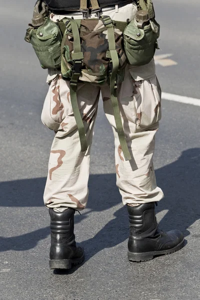 Одинокий солдат в ожидании - армейская серия — стоковое фото