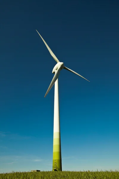 Ветряная турбина - альтернативный и зеленый источник энергии — стоковое фото