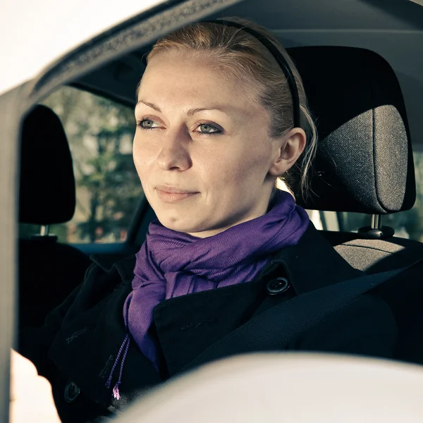 Kobieta siedząca w samochodzie szykując się do jazdy — Zdjęcie stockowe