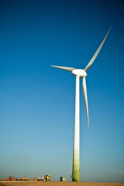 Turbina wiatrowa - budowlane źródła energii alternatywnych i zielony — Zdjęcie stockowe