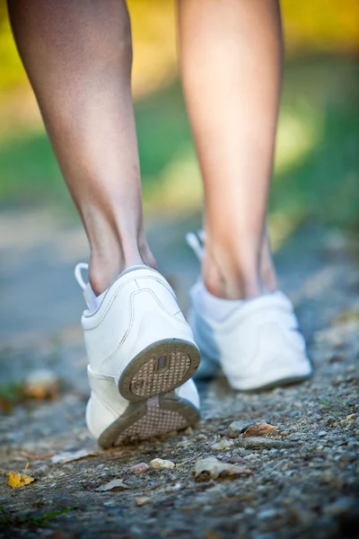 Žena chůze a stezka — Stock fotografie