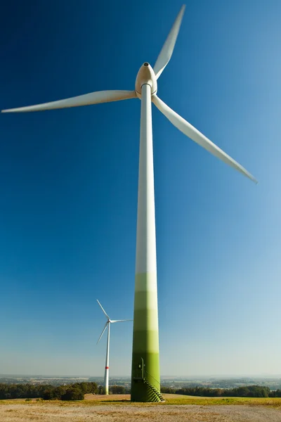 Vindturbin - alternativ och grön energikälla — Stockfoto