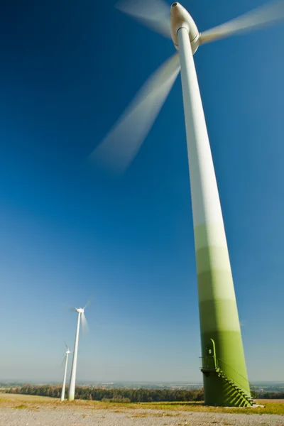 Turbina eólica - fuente de energía alternativa y verde —  Fotos de Stock