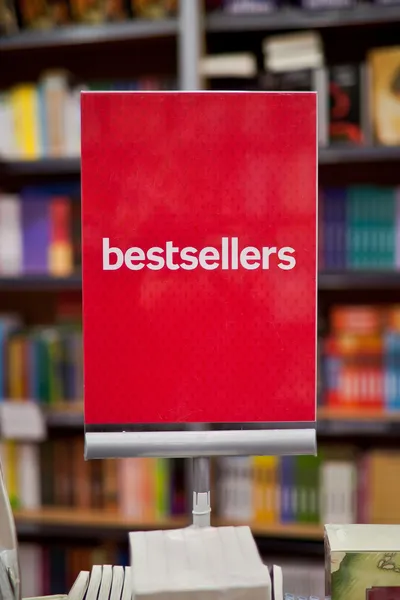 Área de los más vendidos en la librería - muchos libros en el fondo . — Foto de Stock