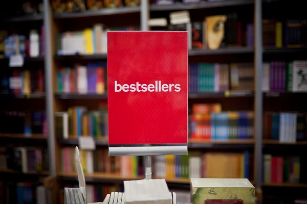 Bestsellery obszar w księgarni - wiele książek w tle. — Zdjęcie stockowe