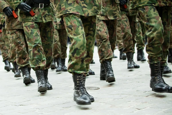 Soldados das forças armadas marchando — Fotografia de Stock