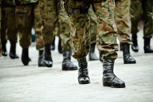 Марширующие солдаты вооружённых сил — стоковое фото