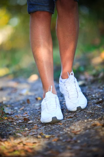 Жінка вигулює крос країні і стежки — стокове фото