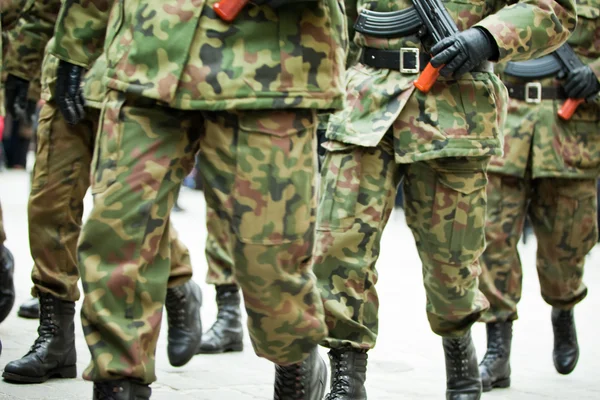 Soldats des forces armées marchant — Photo