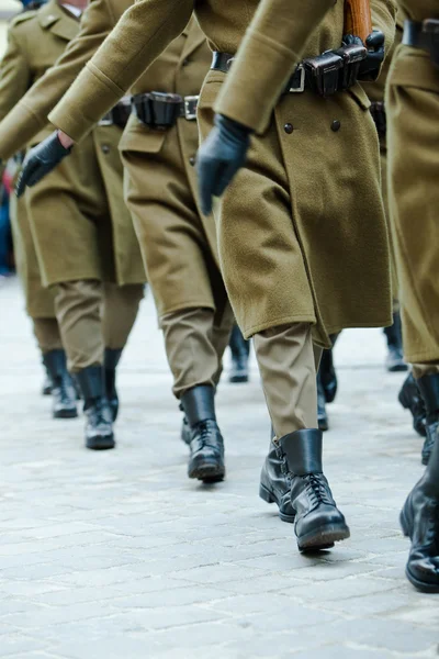 Soldados das forças armadas marchando — Fotografia de Stock