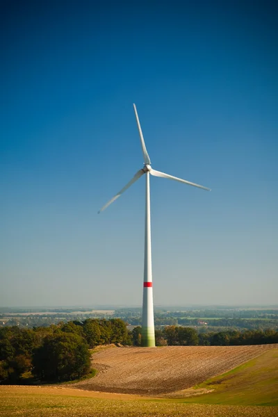 Turbina eólica - fuente de energía alternativa y verde —  Fotos de Stock