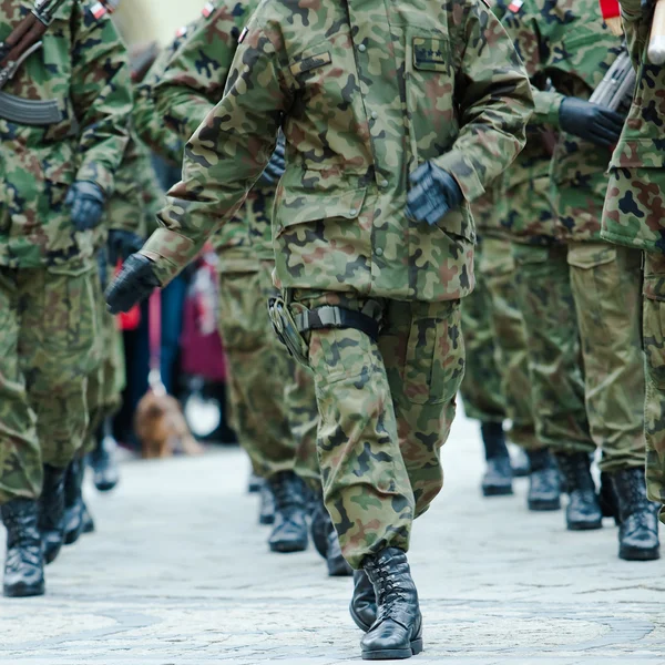 A fegyveres erők menetelő katonák — Stock Fotó