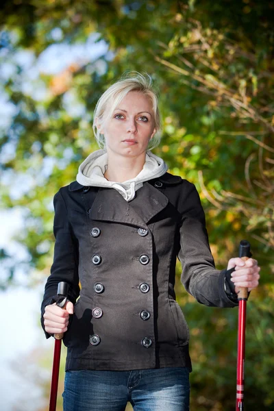 Mujer entrenando Nordic Walking en el paisaje otoñal —  Fotos de Stock