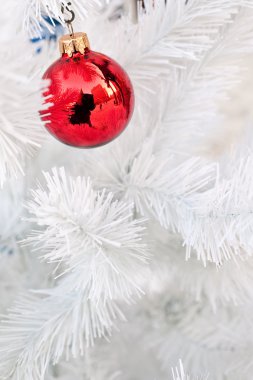 Kırmızı biblo donmuş Noel ağacı üzerinde