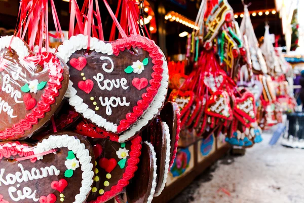 kırmızı kurdele açık havada asılı gingerbread kupa pişmiş