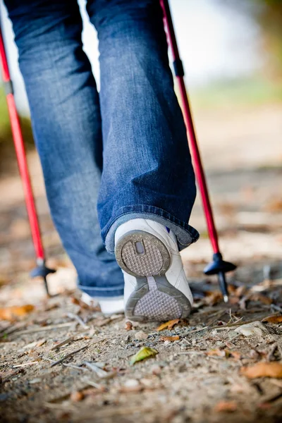 Caminar con bastones nórdicos — Foto de Stock