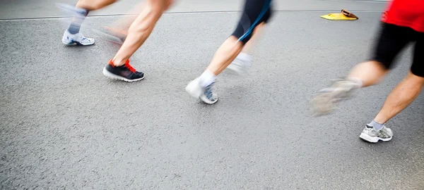 Courir dans le marathon de ville — Photo