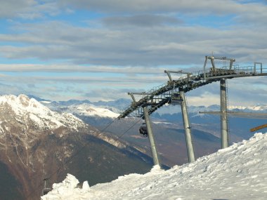 Teleferik istasyonu. Kayak Merkezi. İtalyan dağlar.