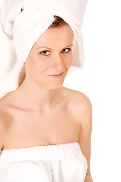 Sexig kvinna insvept i vit handduk — Stockfoto