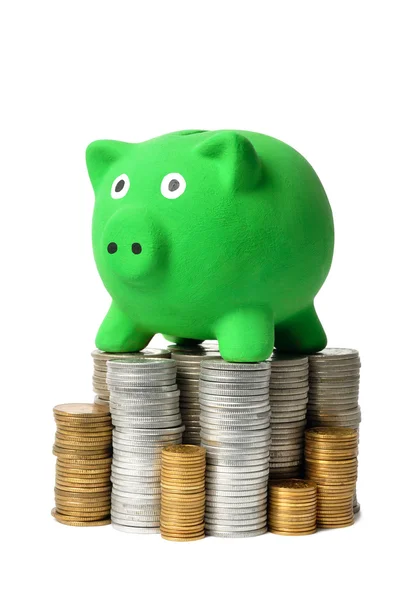 Groene piggy bank en munten — Stockfoto