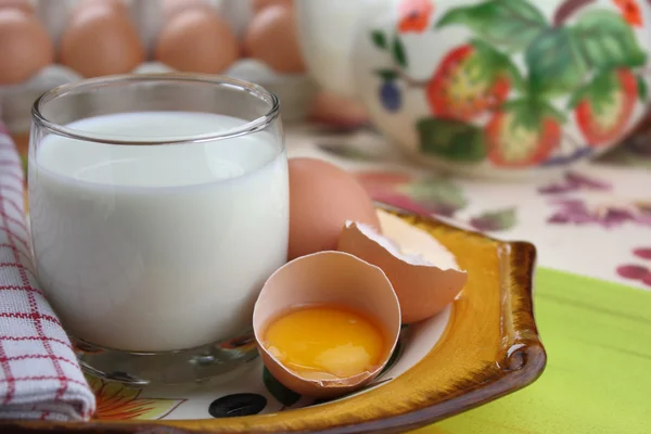 Milk and eggs — Stock Photo, Image