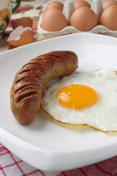 Жареное яйцо и колбаса — стоковое фото