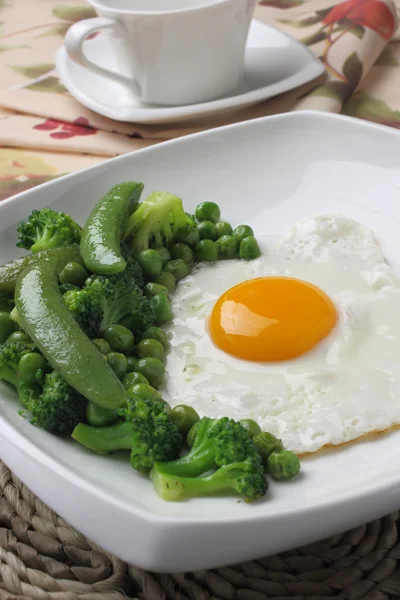 Jajko sadzone z brokuły i groszek zielony — Zdjęcie stockowe