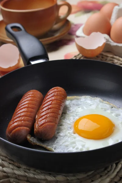 Τηγανητό αυγό και λουκάνικο — Φωτογραφία Αρχείου