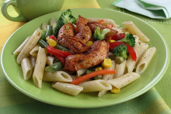 Pasta with chicken and vegetables — Stock Photo, Image