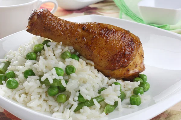 Stekt kyckling ben med ris — Stockfoto