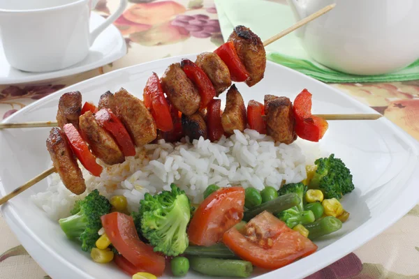 鶏の串焼き、米、野菜 — ストック写真