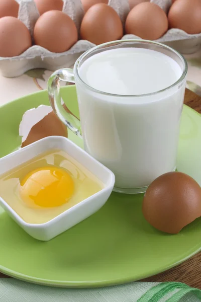 Leche y huevo —  Fotos de Stock