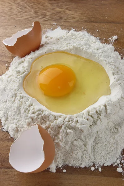 Яйця та борошно — стокове фото