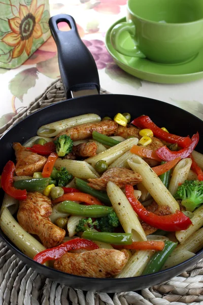 配鸡肉和蔬菜的意大利面 — 图库照片